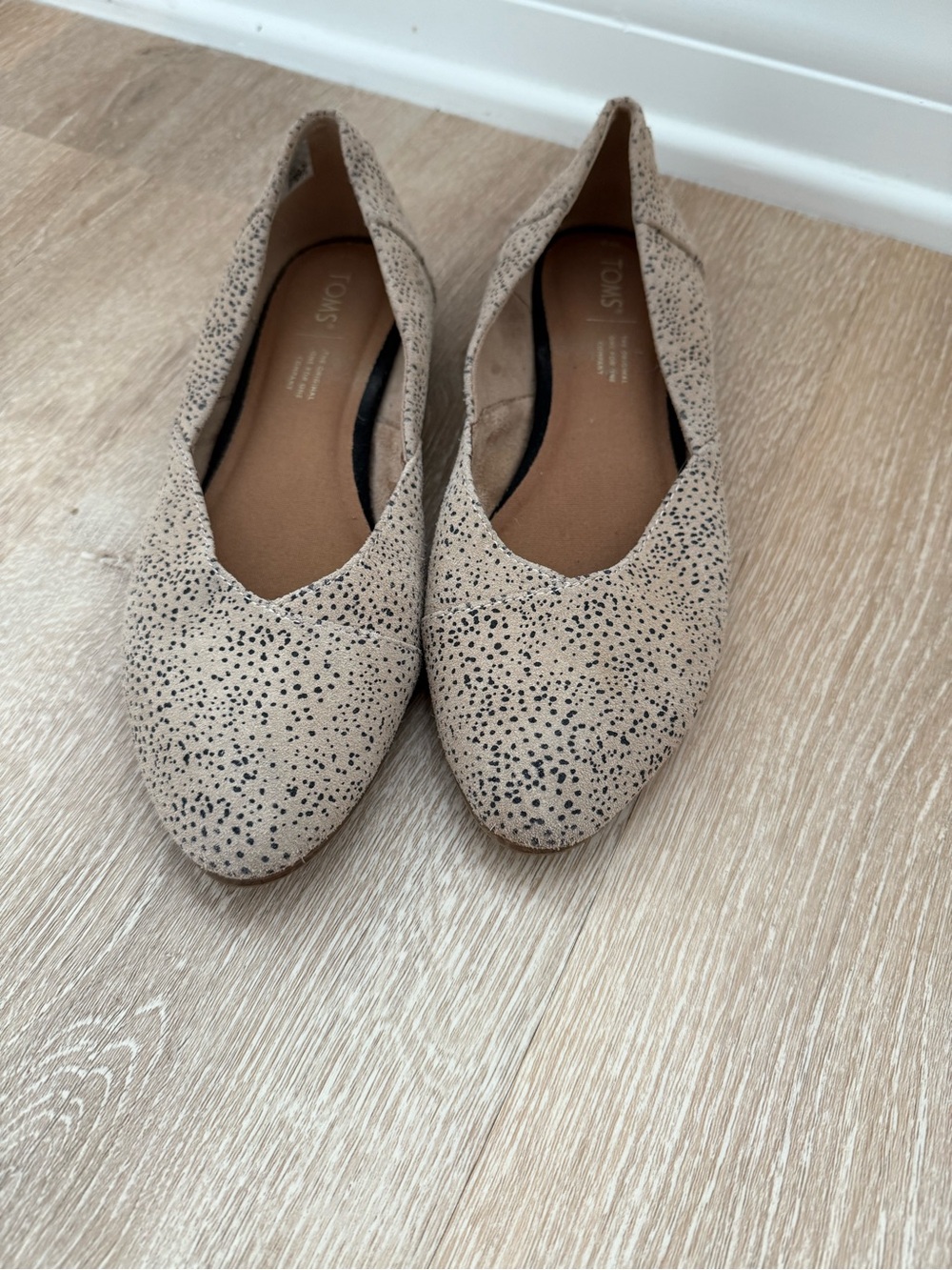 TOMS Women's Tan Speckled Pointed Flats